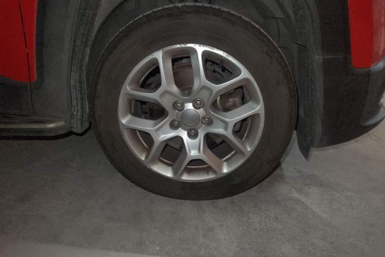 Used Jeep Renegade 2018 Connected Large Screen Version 180T Automatic High-Energy Edition Right Front Wheel Hub