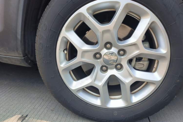 Used Jeep Renegade 2018 Connected Large Screen Version 180T Automatic High-Energy Edition Right Front Wheel Hub