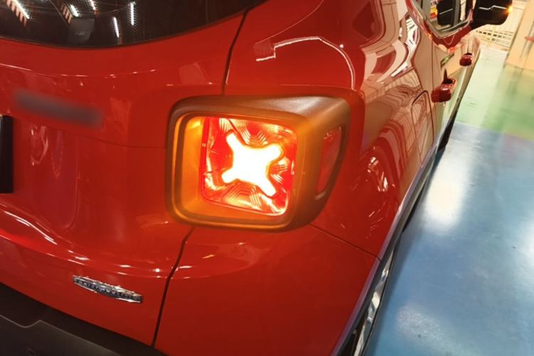 Used Jeep Renegade 2018 Connected Large Screen Version 180T Automatic High-Energy Edition Right Rear Taillight