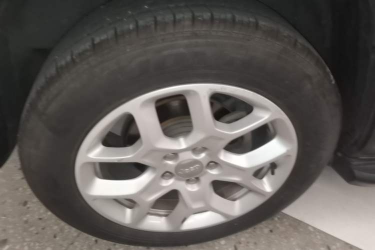 Used Jeep Renegade 2018 Connected Large Screen Version 180T Automatic Jingneng Version Right Rear Wheel Hub