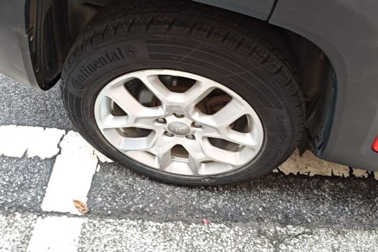 Used Jeep Renegade 2018 Connected Large Screen Version 180T Automatic High-Energy Edition Right Rear Wheel Hub