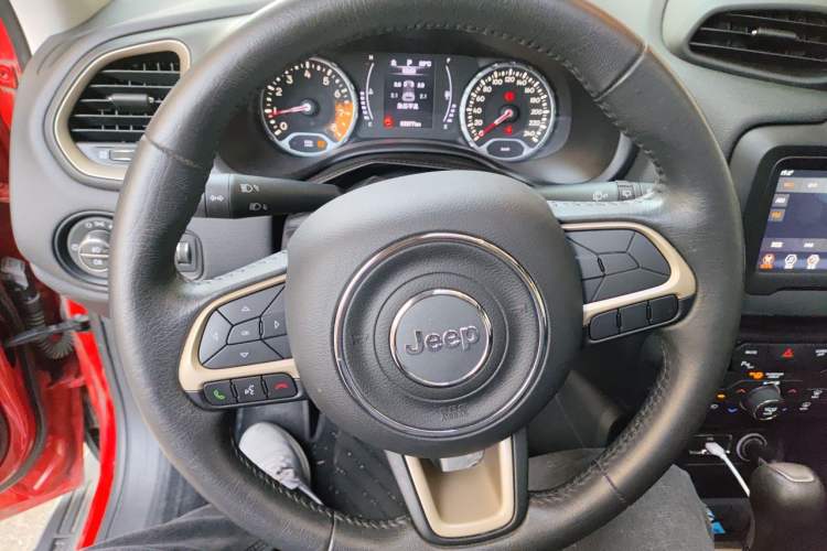 Used Jeep Renegade 2018 Connected Large Screen Version 180T Automatic Jingneng Version Steering Wheel