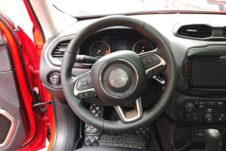 Used Jeep Renegade 2018 Connected Large Screen Version 180T Automatic High-Energy Edition Steering Wheel
