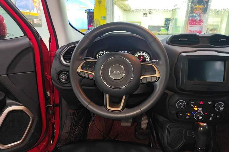 Used Jeep Renegade 2018 Connected Large Screen Version 180T Automatic High-Energy Edition Steering Wheel