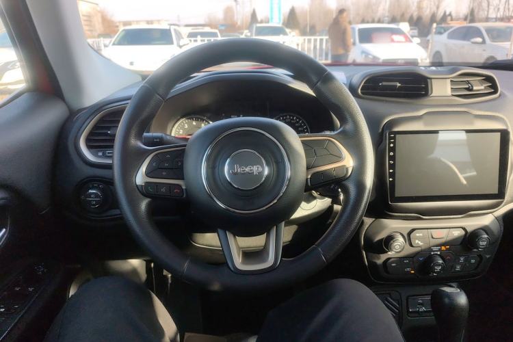 Used Jeep Renegade 2018 Connected Large Screen Version 180T Automatic High-Energy Edition Steering Wheel