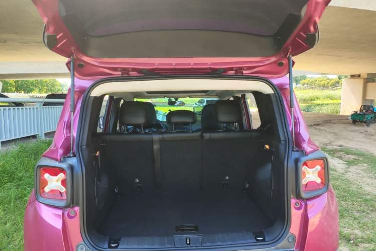 Used Jeep Renegade 2018 Connected Large Screen Version 180T Automatic High-Energy Edition Trunk