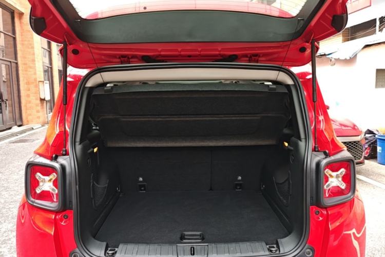 Used Jeep Renegade 2018 Connected Large Screen Version 180T Automatic High-Energy Edition Trunk