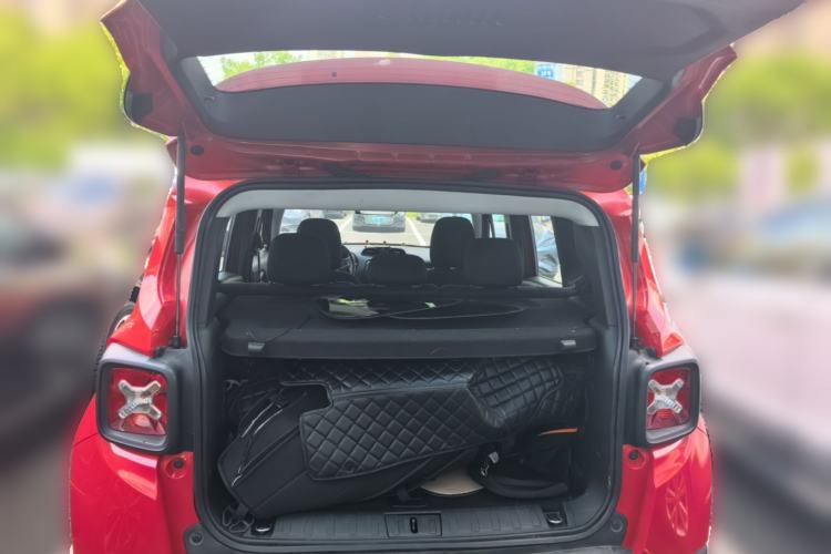 Used Jeep Renegade 2018 Connected Large Screen Version 180T Automatic High-Energy Edition Trunk