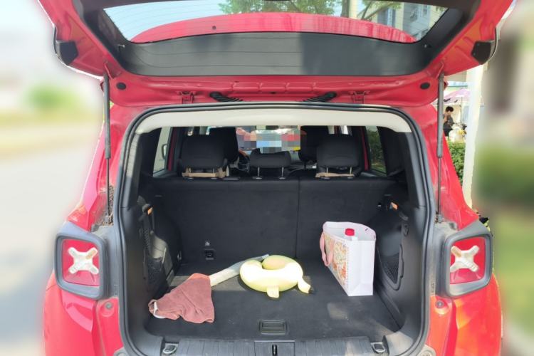 Used Jeep Renegade 2018 Connected Large Screen Version 180T Automatic High-Energy Edition Trunk
