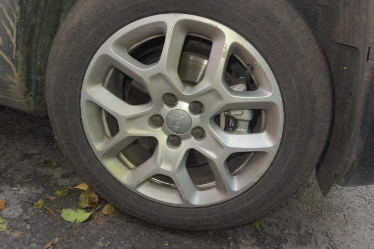 Used Jeep Renegade 2018 Connected Large Screen Version 180T Automatic High-Energy Edition Right Front Wheel Hub