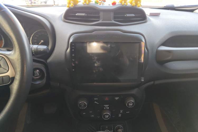 Used Jeep Renegade 2018 Connected Large Screen Version 180T Automatic Jingneng Version Audio And AC Panel