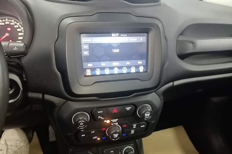 Used Jeep Renegade 2018 Connected Large Screen Version 180T Automatic Jingneng Version Audio And AC Panel