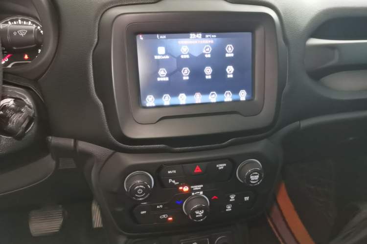 Used Jeep Renegade 2018 Connected Large Screen Version 180T Automatic High-Energy Edition Audio And AC Panel