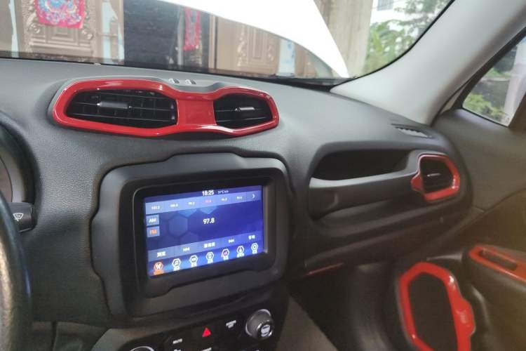 Used Jeep Renegade 2018 Connected Large Screen Version 180T Automatic Jingneng Version Audio And AC Panel