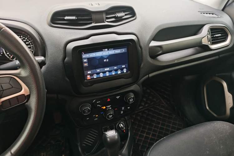 Used Jeep Renegade 2018 Connected Large Screen Version 180T Automatic High-Energy Edition Audio And AC Panel