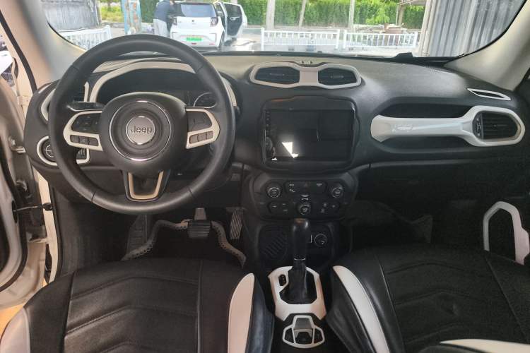 Used Jeep Renegade 2018 Connected Large Screen Version 180T Automatic High-Energy Edition Center Console
