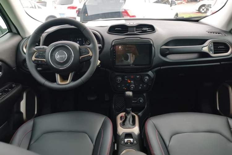 Used Jeep Renegade 2018 Connected Large Screen Version 180T Automatic High-Energy Edition Center Console