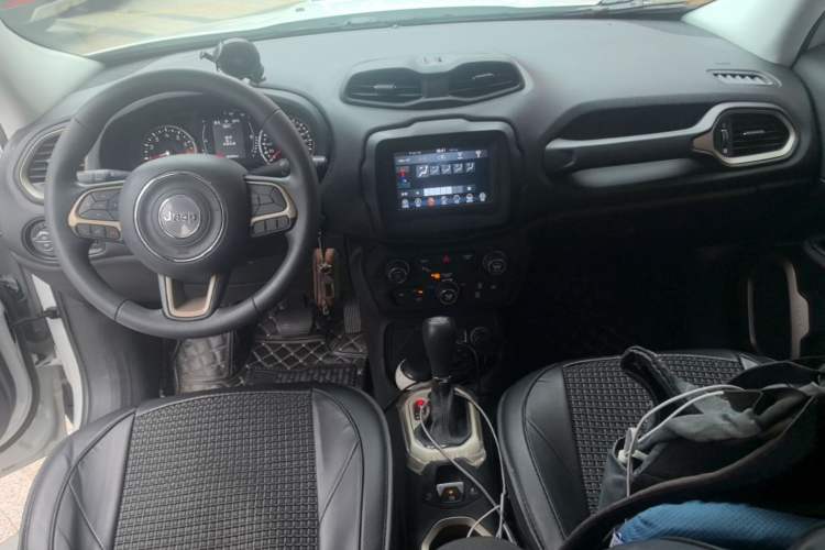 Used Jeep Renegade 2018 Connected Large Screen Version 180T Automatic High-Energy Edition Center Console