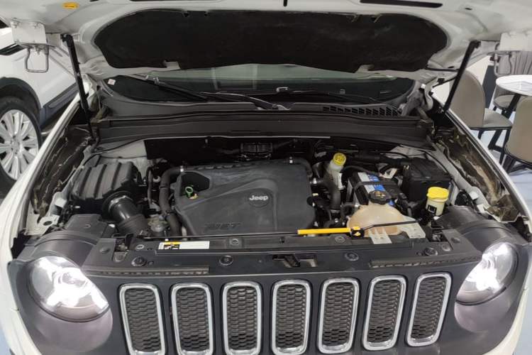 Used Jeep Renegade 2018 Connected Large Screen Version 180T Automatic High-Energy Edition Engine Bay