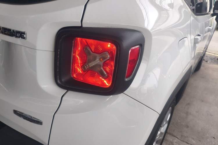 Used Jeep Renegade 2018 Connected Large Screen Version 180T Automatic High-Energy Edition Exterior 3