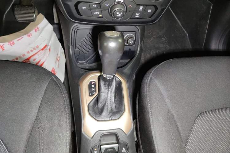 Used Jeep Renegade 2018 Connected Large Screen Version 180T Automatic High-Energy Edition Gear Lever