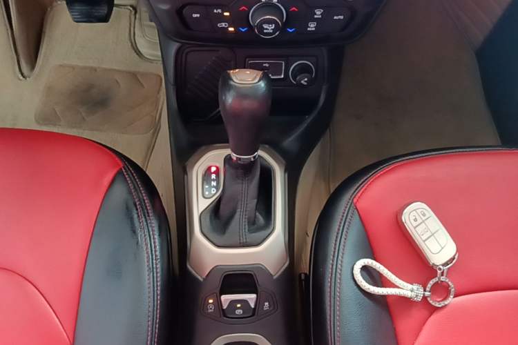 Used Jeep Renegade 2018 Connected Large Screen Version 180T Automatic Jingneng Version Gear Lever