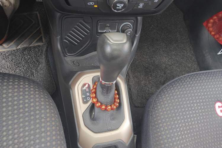Used Jeep Renegade 2018 Connected Large Screen Version 180T Automatic High-Energy Edition Gear Lever