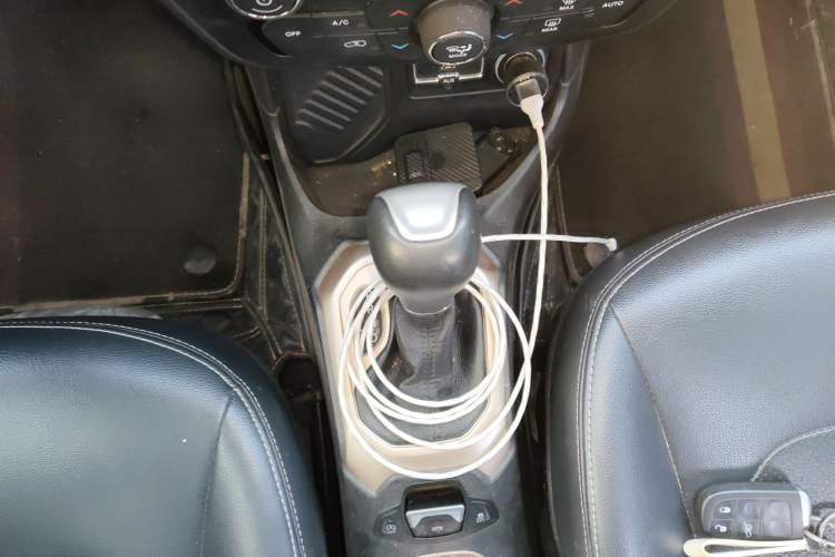 Used Jeep Renegade 2018 Connected Large Screen Version 180T Automatic Jingneng Version Gear Lever