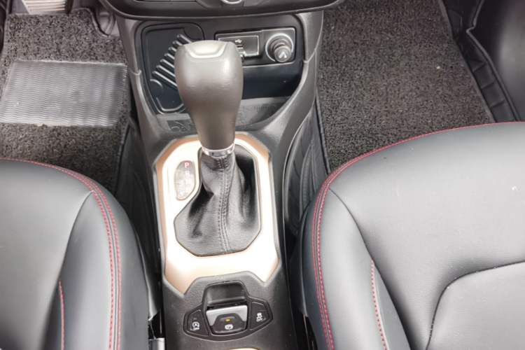 Used Jeep Renegade 2018 Connected Large Screen Version 180T Automatic High-Energy Edition Gear Lever