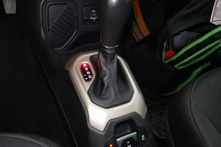 Used Jeep Renegade 2018 Connected Large Screen Version 180T Automatic High-Energy Edition Gear Lever