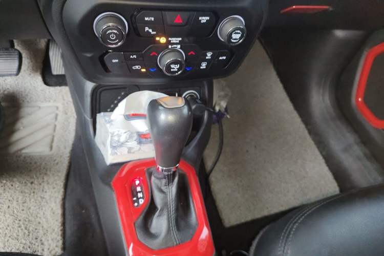 Used Jeep Renegade 2018 Connected Large Screen Version 180T Automatic Jingneng Version Gear Lever