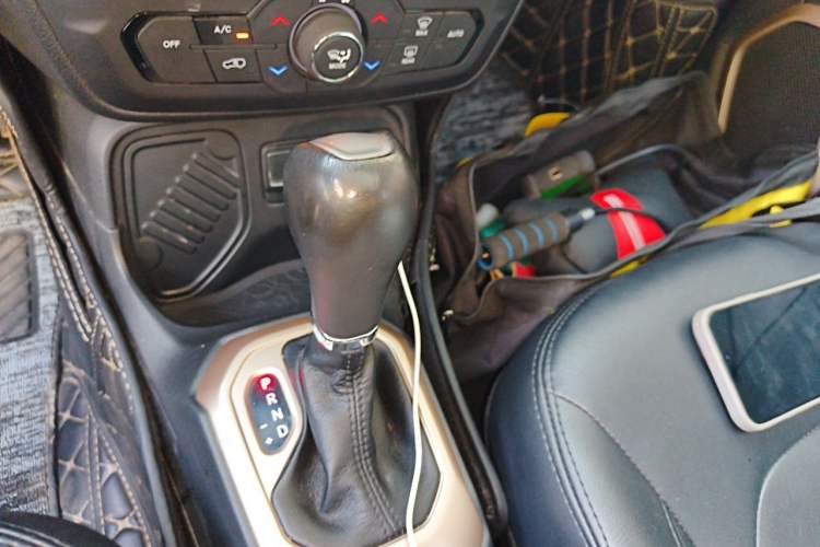 Used Jeep Renegade 2018 Connected Large Screen Version 180T Automatic Jingneng Version Gear Lever