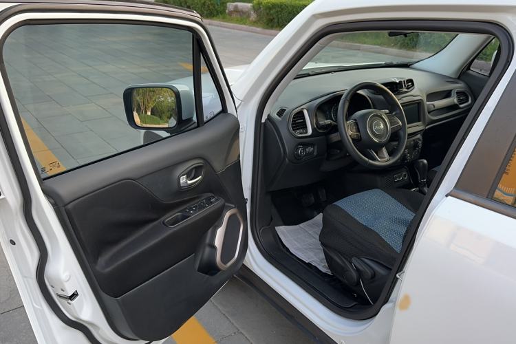 Used Jeep Renegade 2018 Connected Large Screen Version 180T Automatic High-Energy Edition Interior 1