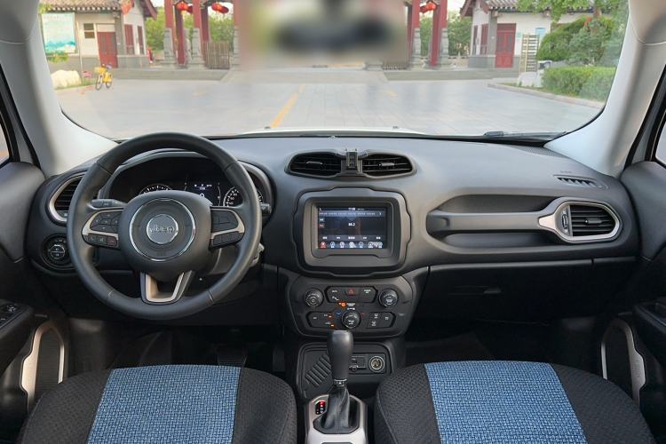 Used Jeep Renegade 2018 Connected Large Screen Version 180T Automatic High-Energy Edition Interior 2