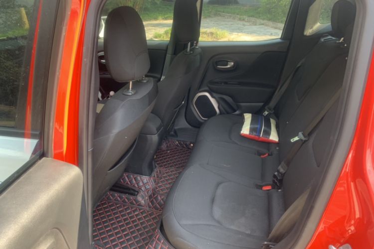 Used Jeep Renegade 2018 Connected Large Screen Version 180T Automatic High-Energy Edition Interior 3