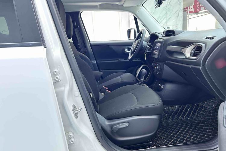 Used Jeep Renegade 2018 Connected Large Screen Version 180T Automatic High-Energy Edition Interior 3