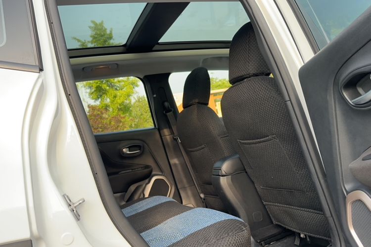 Used Jeep Renegade 2018 Connected Large Screen Version 180T Automatic High-Energy Edition Interior 3