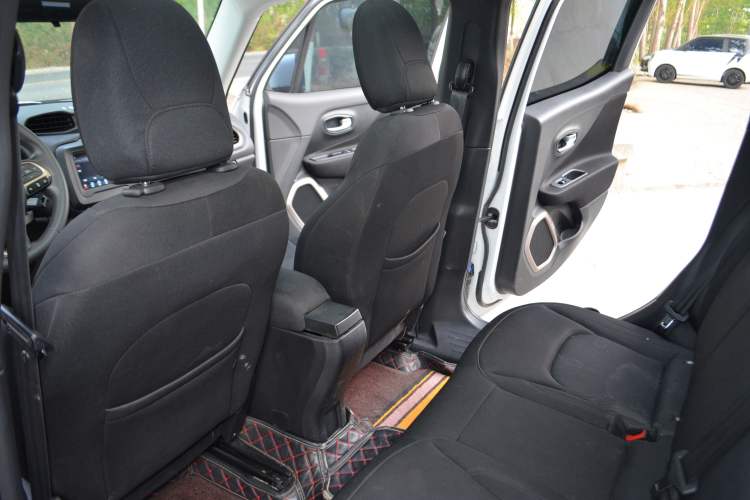 Used Jeep Renegade 2018 Connected Large Screen Version 180T Automatic High-Energy Edition Interior 3