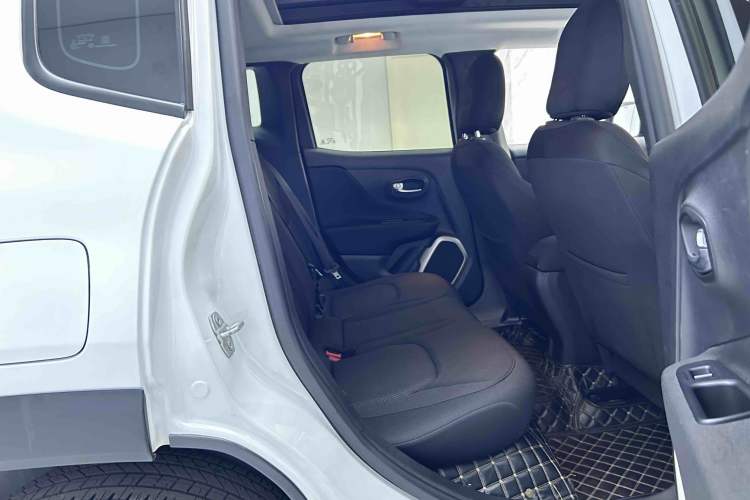 Used Jeep Renegade 2018 Connected Large Screen Version 180T Automatic High-Energy Edition Interior 4