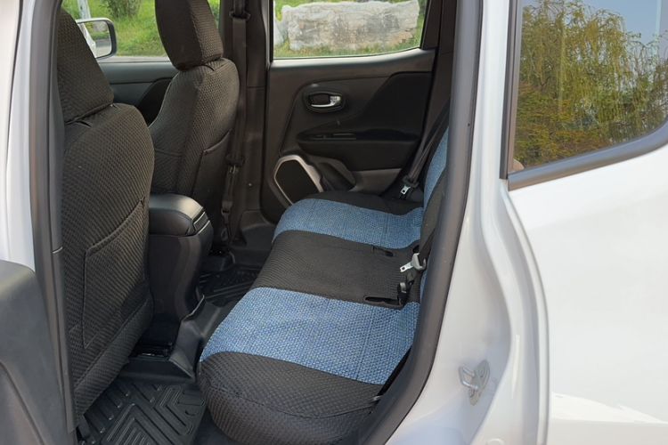Used Jeep Renegade 2018 Connected Large Screen Version 180T Automatic High-Energy Edition Interior 4