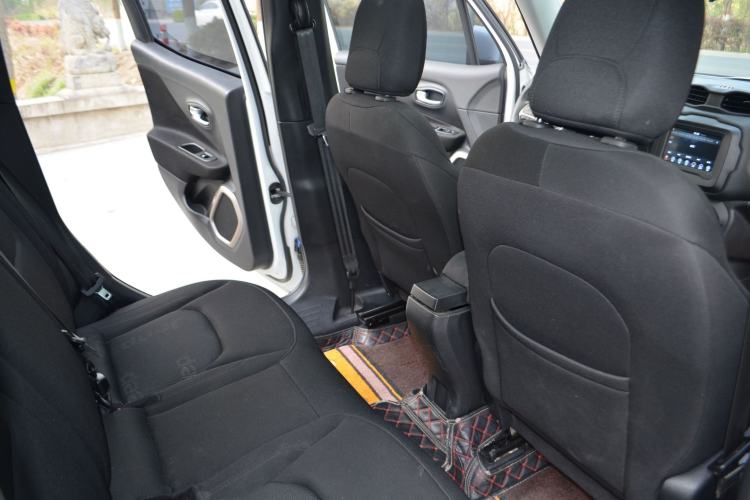 Used Jeep Renegade 2018 Connected Large Screen Version 180T Automatic High-Energy Edition Interior 4