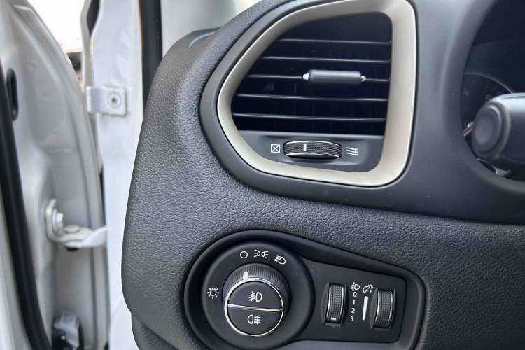 Used Jeep Renegade 2018 Connected Large Screen Version 180T Automatic High-Energy Edition Interior 5