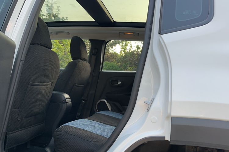 Used Jeep Renegade 2018 Connected Large Screen Version 180T Automatic High-Energy Edition Interior 5