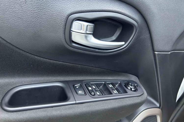Used Jeep Renegade 2018 Connected Large Screen Version 180T Automatic High-Energy Edition Interior 6