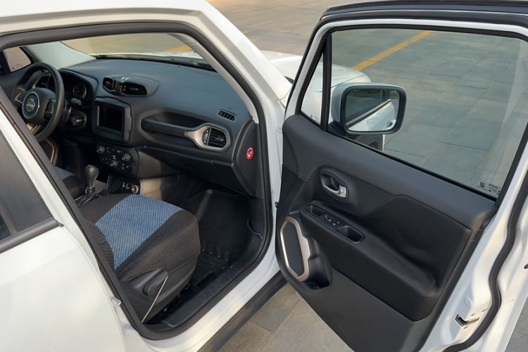 Used Jeep Renegade 2018 Connected Large Screen Version 180T Automatic High-Energy Edition Interior 7
