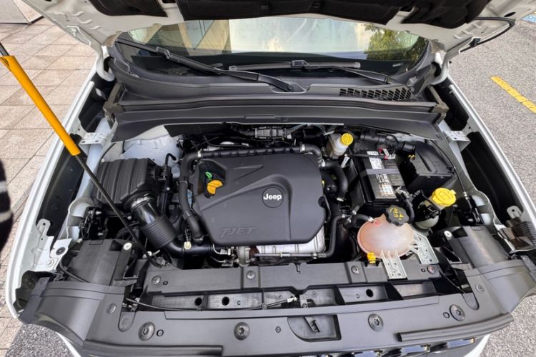 Used Jeep Renegade 2018 Connected Large Screen Version 180T Automatic Kinetic Edition+ Interior 8