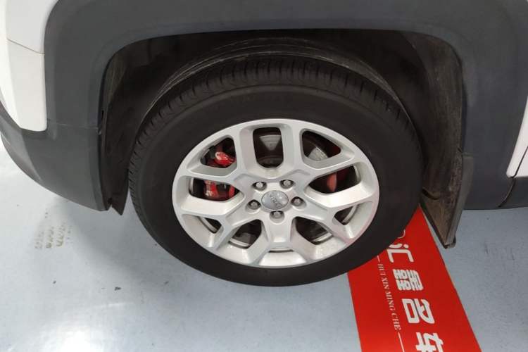 Used Jeep Renegade 2018 Connected Large Screen Version 180T Automatic High-Energy Edition Left Front Wheel Hub