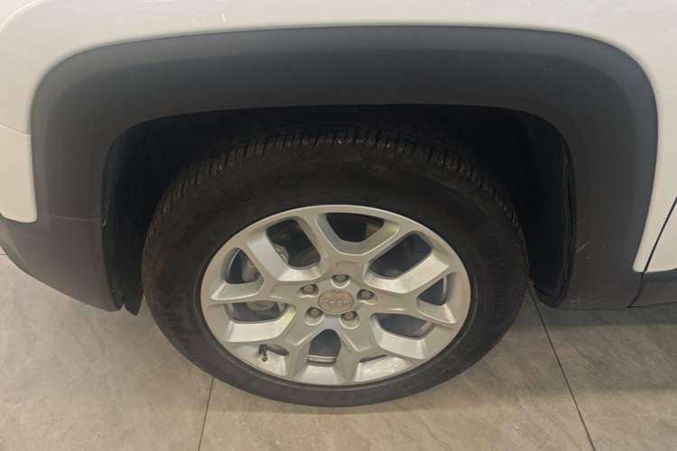 Used Jeep Renegade 2018 Connected Large Screen Version 180T Automatic High-Energy Edition Left Front Wheel Hub