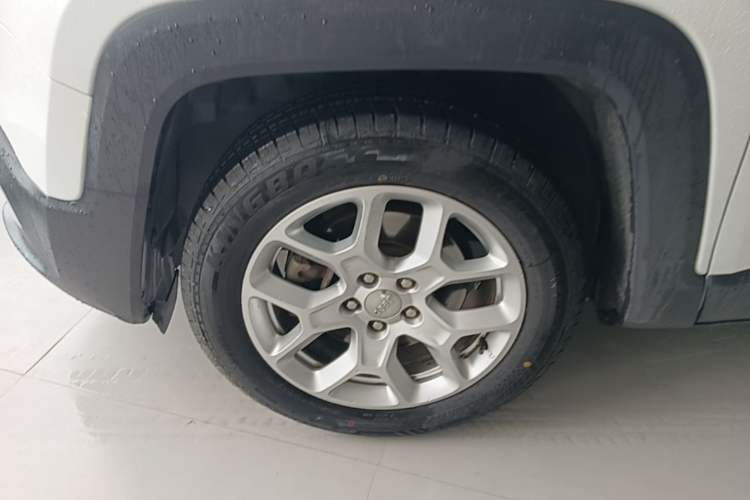 Used Jeep Renegade 2018 Connected Large Screen Version 180T Automatic Jingneng Version Left Front Wheel Hub