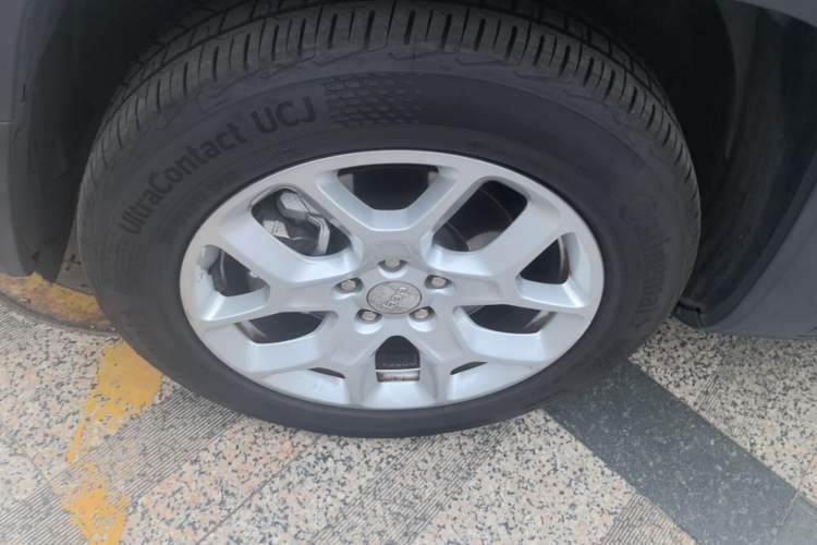 Used Jeep Renegade 2018 Connected Large Screen Version 180T Automatic High-Energy Edition Left Front Wheel Hub